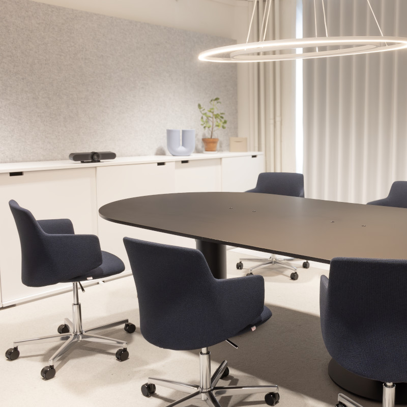 Neuvotteluhuoneen kalusteet Modeon showroomilla