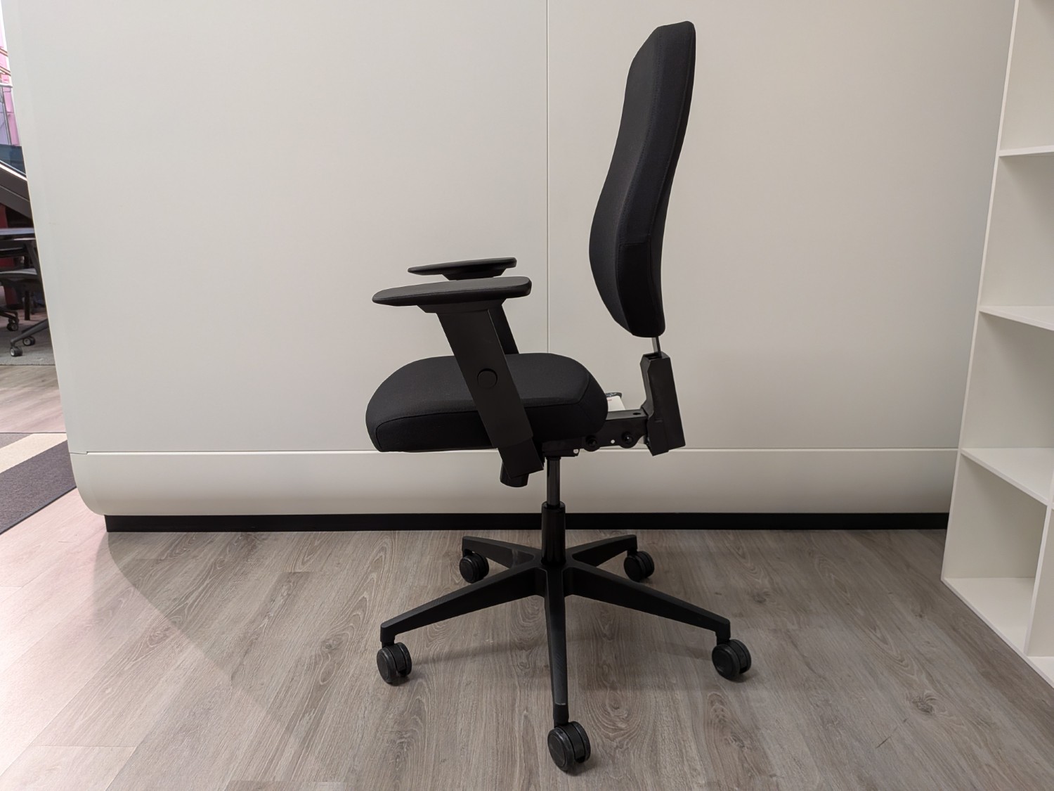 Interstuhl D2142 työtuoli, musta - Image 3