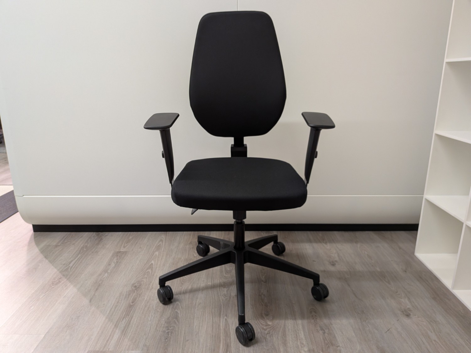 Interstuhl D2142 työtuoli, musta - Image 2